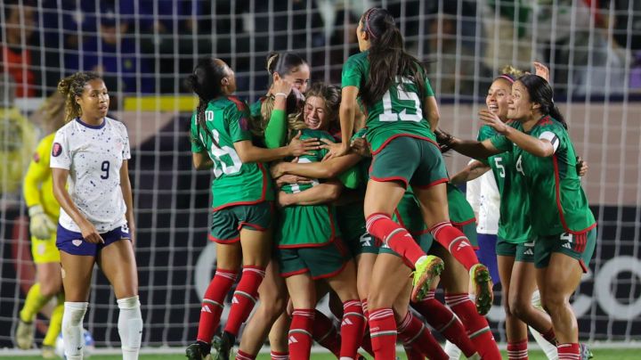 CARSON, CALIFORNIA - FEBRUARY 26: Mayra Pelayo #20 of Mexico celebrates scoring with teammates during second half stoppage time against the United States during the 2024 Concacaf W Gold Cup Group A match at Dignity Health Sports Park on February 26, 2024 in Carson, California. (Photo by Jenny Chuang/ISI Photos/USSF/Getty Images for USSF)