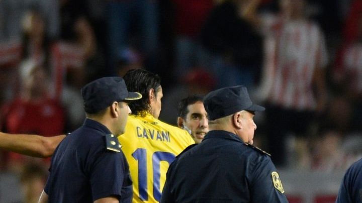 LA PLATA, ARGENTINA - MARCH 17: Eduardo Dominguez (R) coach of Estudiantes talks with Lucas Blondel of Boca Juniors after the suspension of a match between Estudiantes and Boca Juniors as part of Group B of Copa de la Liga Profesional 2024 at Jorge Luis Hirschi Stadium on March 17, 2024 in La Plata, Argentina. (Photo by Gustavo Garello/Getty Images)