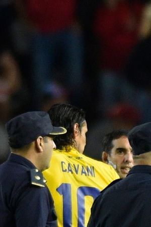 LA PLATA, ARGENTINA - MARCH 17: Eduardo Dominguez (R) coach of Estudiantes talks with Lucas Blondel of Boca Juniors after the suspension of a match between Estudiantes and Boca Juniors as part of Group B of Copa de la Liga Profesional 2024 at Jorge Luis Hirschi Stadium on March 17, 2024 in La Plata, Argentina. (Photo by Gustavo Garello/Getty Images)