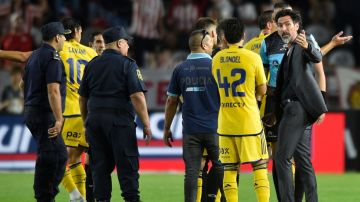 LA PLATA, ARGENTINA - MARCH 17: Eduardo Dominguez (R) coach of Estudiantes talks with Lucas Blondel of Boca Juniors after the suspension of a match between Estudiantes and Boca Juniors as part of Group B of Copa de la Liga Profesional 2024 at Jorge Luis Hirschi Stadium on March 17, 2024 in La Plata, Argentina. (Photo by Gustavo Garello/Getty Images)