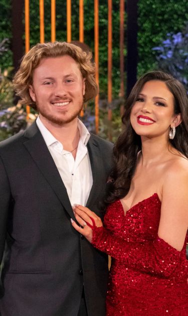 Love is Blind. (L to R) Johnny McIntyre, Amy Cortés in the season 6 reunion of Love is Blind. Cr. Greg Gayne/Netflix © 2024