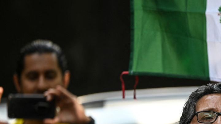 People holding Mexican flags protest outside the Ecuadorian embassy in Mexico City on April 6, 2024, following the severance of diplomatic relations between the Ecuador and Mexico. Ecuadorian authorities stormed the Mexican embassy in Quito on April 5 to arrest former vice president Jorge Glas, who had been granted political asylum there, prompting Mexico to sever diplomatic ties after the "violation of international law". (Photo by Yuri CORTEZ / AFP) (Photo by YURI CORTEZ/AFP via Getty Images)