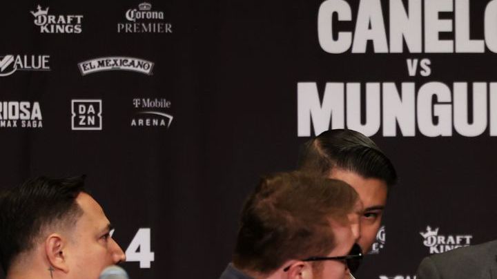 LAS VEGAS, NEVADA - MAY 01: Saul Canelo Alvarez argues with Oscar De La Hoya (R) at the Saul Canelo Alvarez vs. Jaime Munguia final press conference at MGM Grand Hotel & Casino on May 01, 2024 in Las Vegas, Nevada. (Photo by Cris Esqueda/Golden Boy/Getty Images)