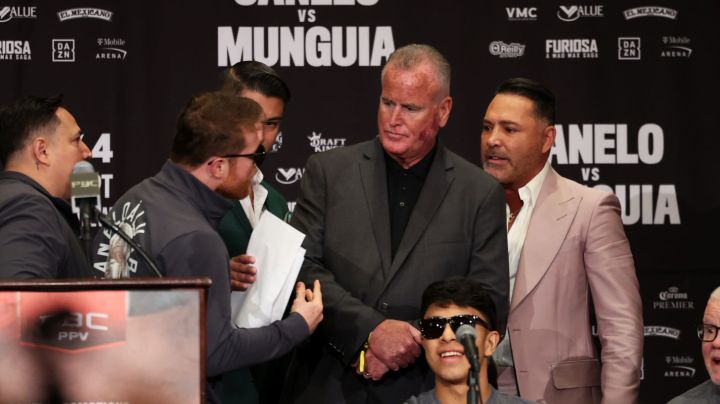 LAS VEGAS, NEVADA - MAY 01: Saul Canelo Alvarez argues with Oscar De La Hoya (R) at the Saul Canelo Alvarez vs. Jaime Munguia final press conference at MGM Grand Hotel & Casino on May 01, 2024 in Las Vegas, Nevada. (Photo by Cris Esqueda/Golden Boy/Getty Images)