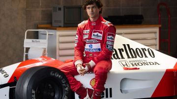 SENNA. (L to R) Gabriel Leone as Ayrton Senna in Senna. Cr. Alan Roskyn/Netflix ©2024