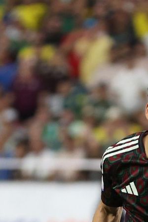 GLENDALE, ARIZONA - JUNE 30: Jorge Sanchez of Mexico and Jeremy Sarmiento of Ecuador battle for possession during the CONMEBOL Copa America 2024 Group D match between Mexico and Ecuador at State Farm Stadium on June 30, 2024 in Glendale, Arizona. (Photo by Steph Chambers/Getty Images)