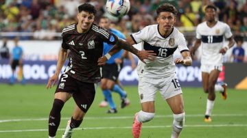 GLENDALE, ARIZONA - JUNE 30: Jorge Sanchez of Mexico and Jeremy Sarmiento of Ecuador battle for possession during the CONMEBOL Copa America 2024 Group D match between Mexico and Ecuador at State Farm Stadium on June 30, 2024 in Glendale, Arizona. (Photo by Steph Chambers/Getty Images)