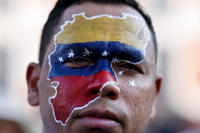 TOPSHOT - A demonstrator looks on during a protest against Venezuelan President Nicolas Maduro's disputed victory in Venezuela's Presidential elections, at Puerta del Sol, Madrid, on August 3, 2024. (Photo by OSCAR DEL POZO / AFP) (Photo by OSCAR DEL POZO/AFP via Getty Images)