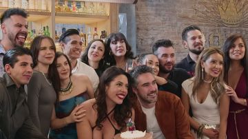 Love Is Blind México S1. (L to R) Gerardo Abel Zapiain Guajardo, Luis Fernando Campos, Carlos Hernández, Pamela Torrens, Irais Consuelo Ramírez Carrillo, Irving René Ángeles Servín, Leticia Alejandra Floresmeyer Llausás, Silvia Alejandra Delgado Huerta, José Maria Rivera Pedrazzi, Francesca Oettler Hinojos, Guillermo Eduardo Salomon García, José Fernado Bahena Hernández, Rocío Mirafuentes, Karen Lizeth Torales Rodríguez in Love Is Blind S1. Cr. Courtesy of Netflix / Netflix ©2024