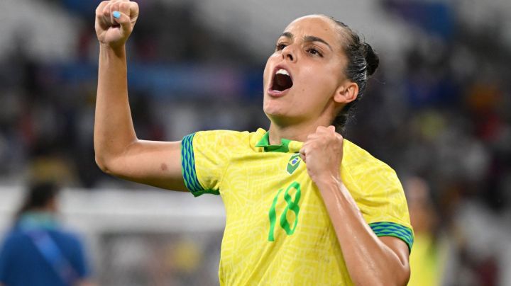 MARSEILLE, FRANCE - AUGUST 06: Gabi Portilho #18 of Team Brazil celebrates victory after the Women's semifinal match between Brazil and Spain during the Olympic Games Paris 2024 at Stade de Marseille on August 06, 2024 in Marseille, France. (Photo by Clive Mason/Getty Images)