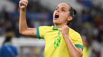 MARSEILLE, FRANCE - AUGUST 06: Gabi Portilho #18 of Team Brazil celebrates victory after the Women's semifinal match between Brazil and Spain during the Olympic Games Paris 2024 at Stade de Marseille on August 06, 2024 in Marseille, France. (Photo by Clive Mason/Getty Images)