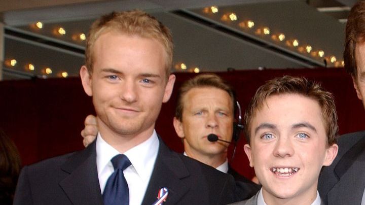 396787 23: The cast of "Malcolm In The Middle" give a thumbs up sign at the 53rd Annual Primetime Emmy Awards at the Shubert Theater November 4, 2001 in Los Angeles, CA. (L-R) Actors Christopher Masterson, Frankie Muniz, Erik Per Sullivan (front center), Bryan Cranston and Justin Berfield. (Photo by Vince Bucci/Getty Images)