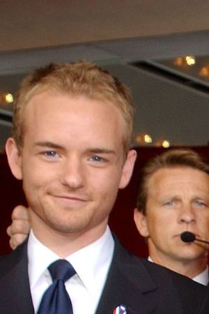 396787 23: The cast of "Malcolm In The Middle" give a thumbs up sign at the 53rd Annual Primetime Emmy Awards at the Shubert Theater November 4, 2001 in Los Angeles, CA. (L-R) Actors Christopher Masterson, Frankie Muniz, Erik Per Sullivan (front center), Bryan Cranston and Justin Berfield. (Photo by Vince Bucci/Getty Images)