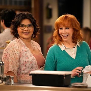 HAPPY'S PLACE -- "Ladies Night" Episode 105 -- Pictured: (l-r) Belissa Escobedo as Isabella, Reba McEntire as Bobbie -- (Photo by: Casey Durkin/NBC)