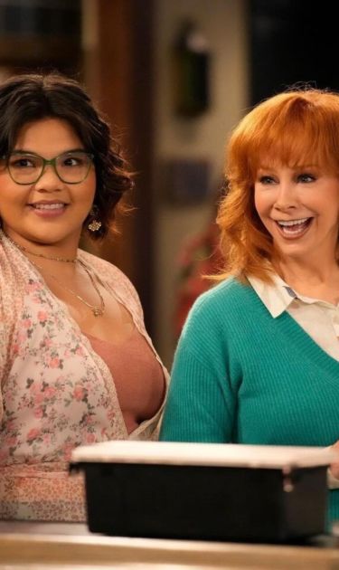 HAPPY'S PLACE -- "Ladies Night" Episode 105 -- Pictured: (l-r) Belissa Escobedo as Isabella, Reba McEntire as Bobbie -- (Photo by: Casey Durkin/NBC)