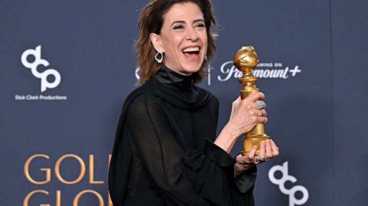 TOPSHOT - Brazilian actress Fernanda Torres poses with the Best Performance by a Female Actor in a Motion Picture Drama award for "I'm Still Here" in the press room during the 82nd annual Golden Globe Awards at the Beverly Hilton hotel in Beverly Hills, California, on January 5, 2025. (Photo by Robyn Beck / AFP) (Photo by ROBYN BECK/AFP via Getty Images)