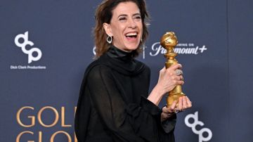 TOPSHOT - Brazilian actress Fernanda Torres poses with the Best Performance by a Female Actor in a Motion Picture Drama award for "I'm Still Here" in the press room during the 82nd annual Golden Globe Awards at the Beverly Hilton hotel in Beverly Hills, California, on January 5, 2025. (Photo by Robyn Beck / AFP) (Photo by ROBYN BECK/AFP via Getty Images)