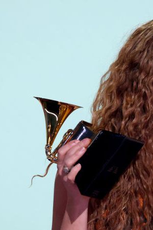 LOS ANGELES, CALIFORNIA - FEBRUARY 02: Shakira accepts the Best Latin Pop Album award for "Las Mujeres Ya No Lloran" onstage during the 67th Annual GRAMMY Awards at Crypto.com Arena on February 02, 2025 in Los Angeles, California.  (Photo by Kevin Mazur/Getty Images for The Recording Academy)