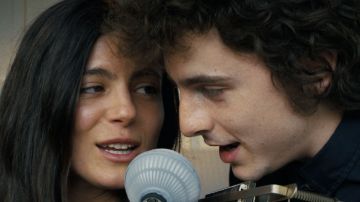 Timothée Chalamet and Monica Barbaro in A COMPLETE UNKNOWN. Photo Courtesy of Searchlight Pictures. © 2024 Searchlight Pictures All Rights Reserved.