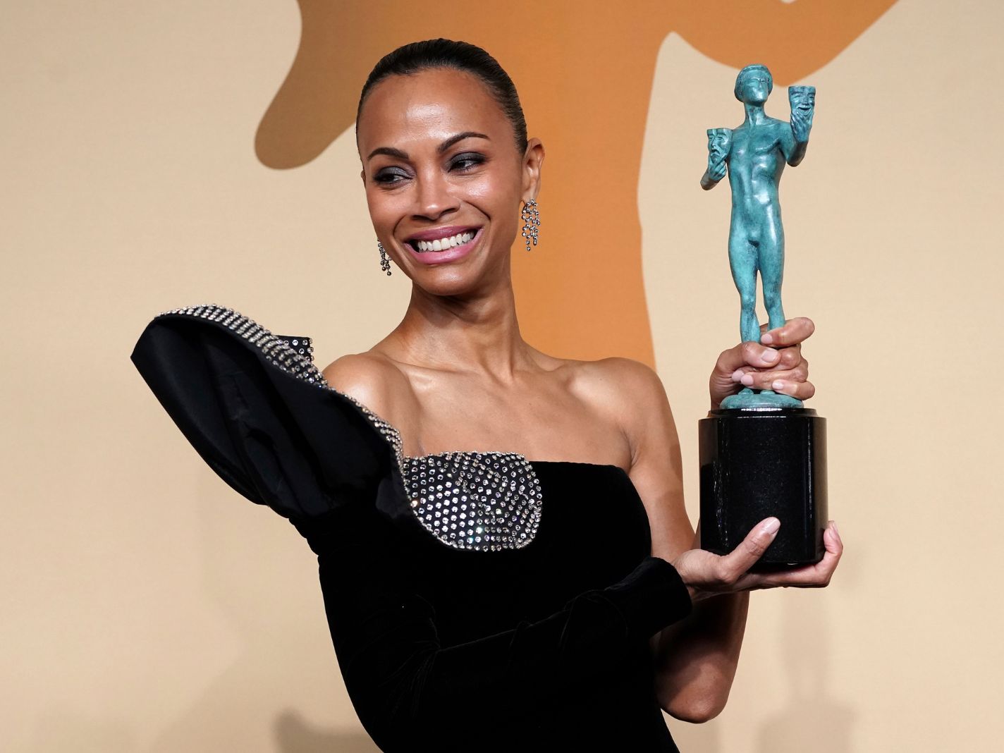 Zoe Saldaña First Dominican to Win Best Supporting Actress at
