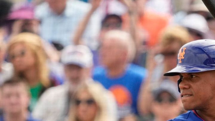 New York Mets' Juan Soto bats during the fourth inning of a spring training baseball game against the Miami Marlins Wednesday, Feb. 26, 2025, in Jupiter, Fla. (AP Photo/Jeff Roberson)