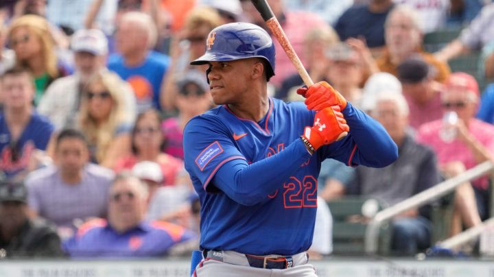 New York Mets' Juan Soto bats during the fourth inning of a spring training baseball game against the Miami Marlins Wednesday, Feb. 26, 2025, in Jupiter, Fla. (AP Photo/Jeff Roberson)