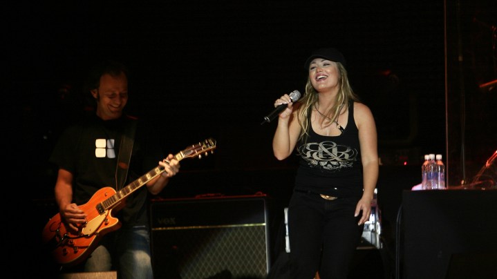 Amaia Montero, right, and Pablo Benegas from Spanish band La Oreja de Van Gogh perform at a concert in Panama City, Tuesday, March 6, 2007. (AP Photo/Arnulfo Franco)