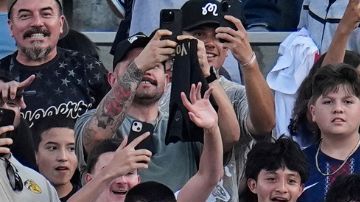 Botafogo's Igor Jesus celebrates towards fans after scoring his team's first goal during the Club World Cup group B soccer match between PSG and Botafogo in Pasadena, Calif., Thursday, June 19, 2025. (AP Photo/Gregory Bull)