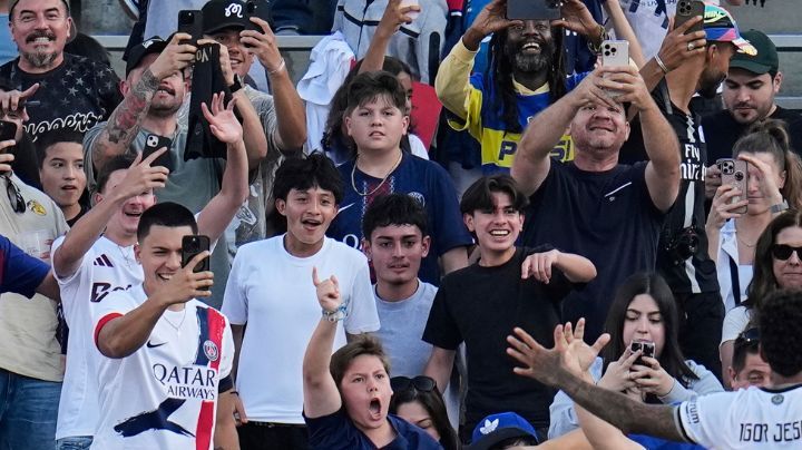 Botafogo's Igor Jesus celebrates towards fans after scoring his team's first goal during the Club World Cup group B soccer match between PSG and Botafogo in Pasadena, Calif., Thursday, June 19, 2025. (AP Photo/Gregory Bull)
