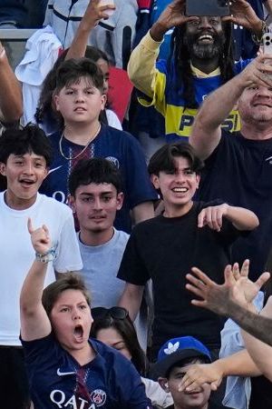 Botafogo's Igor Jesus celebrates towards fans after scoring his team's first goal during the Club World Cup group B soccer match between PSG and Botafogo in Pasadena, Calif., Thursday, June 19, 2025. (AP Photo/Gregory Bull)