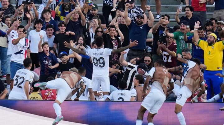 Botafogo's Igor Jesus celebrates towards fans after scoring his team's first goal during the Club World Cup group B soccer match between PSG and Botafogo in Pasadena, Calif., Thursday, June 19, 2025. (AP Photo/Gregory Bull)