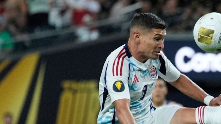 Costa Rica's Manfred Ugalde kicks the ball away from Mexico's Raul Jimenez during a CONCACAF Gold Cup soccer match Sunday, June 22, 2025, in Las Vegas. (AP Photo/John Locher)
