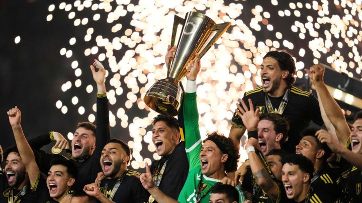 Mexico players and staff celebrate after their win in the CONCACAF Gold Cup final soccer match against the United States in Houston, Sunday, July 6, 2025. (AP Photo/Ashley Landis)