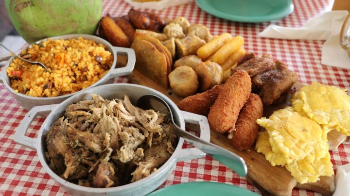 Puerto rican food sampler in restaurant. Asset id: 1555801496