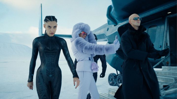 María Gabriela de Faría (The Engineer) and Sara Sampaio (Eve Teschmacher) in Superman