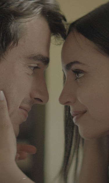 My Oxford Year. (L to R) Corey Mylchreest as Jamie and Sofia Carson as Anna in My Oxford Year. Cr. Courtesy of Netflix / ©2024 Netflix