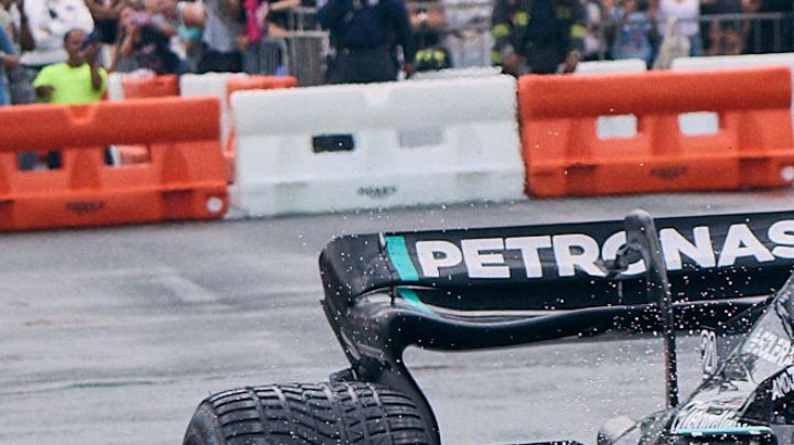 Over 9,000 fans gathered on San Juan’s iconic Puente Dos Hermanos to witness Puerto Rico’s first-ever Formula 1 demo run, led by adidas Originals, global icon Bad Bunny, and the Mercedes-AMG PETRONAS F1 Team.