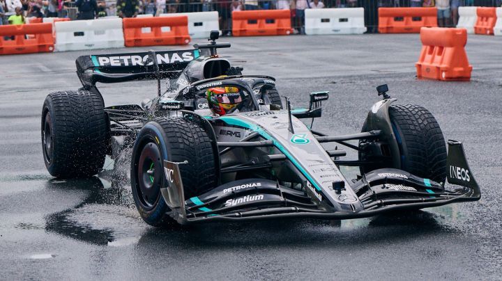 Over 9,000 fans gathered on San Juan’s iconic Puente Dos Hermanos to witness Puerto Rico’s first-ever Formula 1 demo run, led by adidas Originals, global icon Bad Bunny, and the Mercedes-AMG PETRONAS F1 Team.