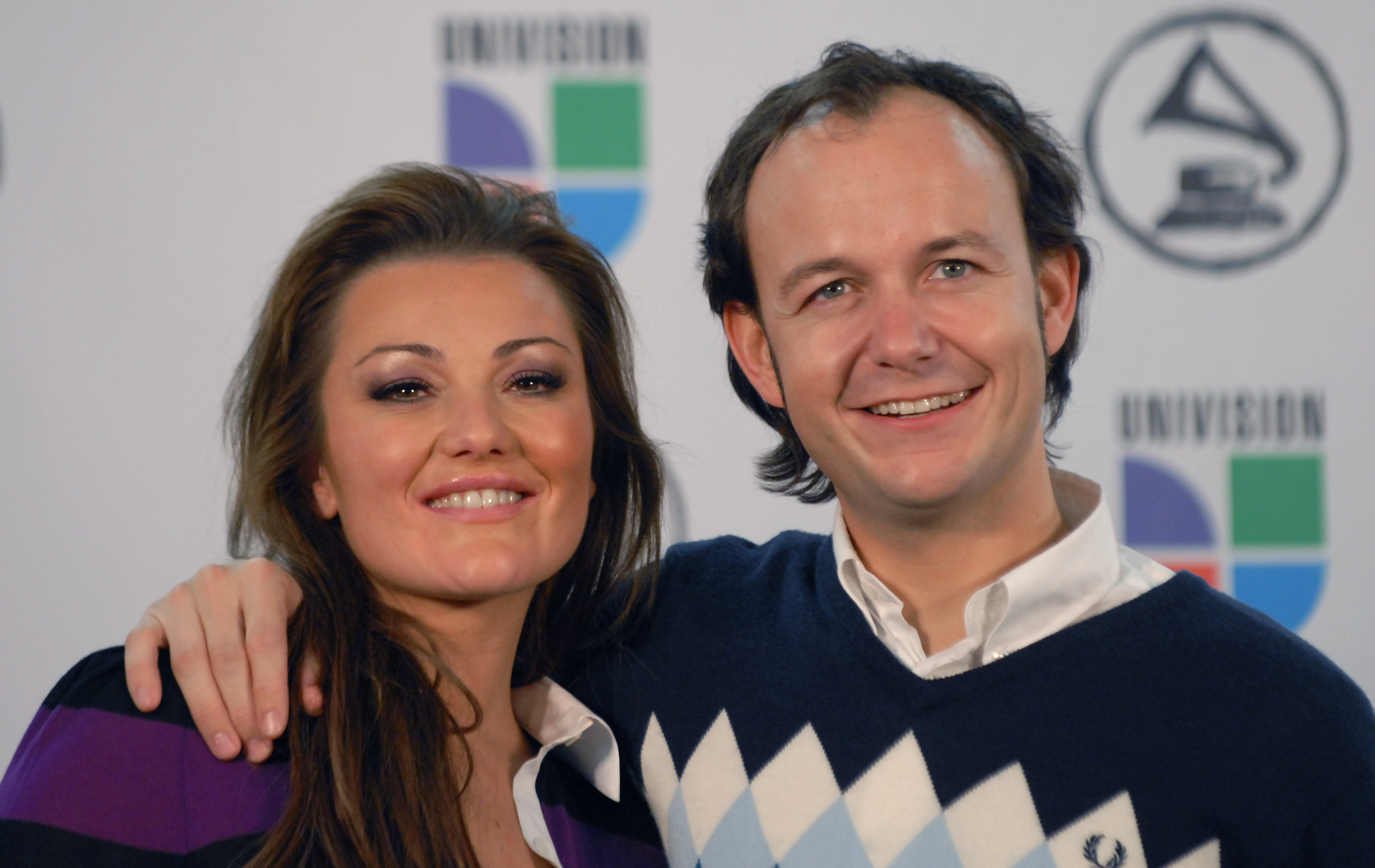 La Oreja de Van Gogh band members performing on stage