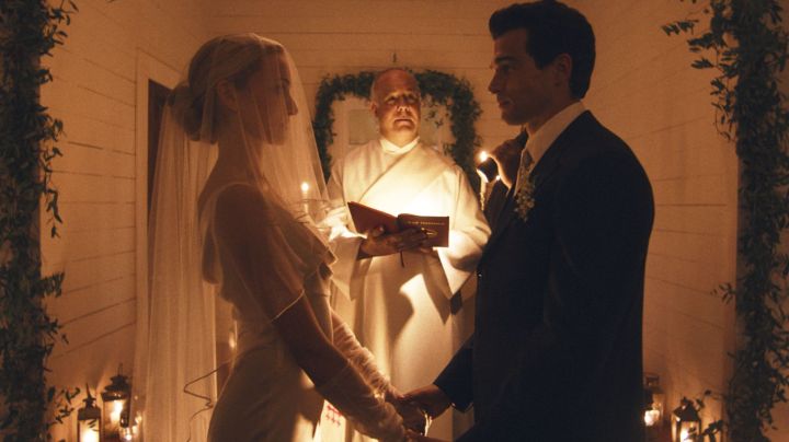 who designed carolyn bessette wedding dress Carolyn Bessette's Wedding Dress Designer