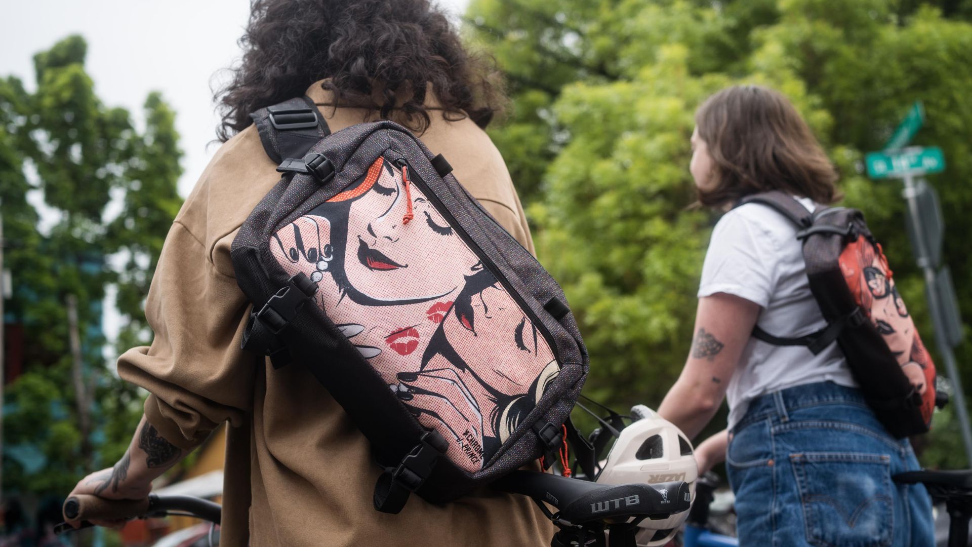 Este icónico artista brasileño lanzó una colección Pride con Chrome Industries