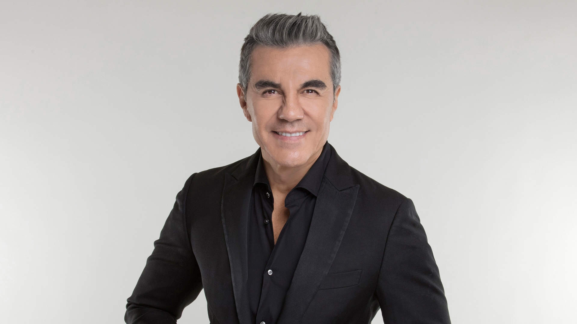 Adrián Uribe Announces U.S. ‘50 y Pico Tour’