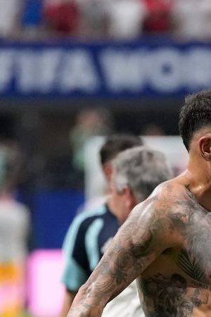 Title: APTOPIX Argentina England WCup Soccer Image ID: 26196771757101 Article: Argentina's Giovani Lo Celso holds a banner with the words "The Malvinas are Argentine", referring to the Falkland Islands, while teammate Argentina's Nicolas Otamendi gestures to him, at the end of the World Cup semifinal soccer match between England and Argentina in Atlanta, Wednesday, July 15, 2026. (AP Photo/Rebecca Blackwell)