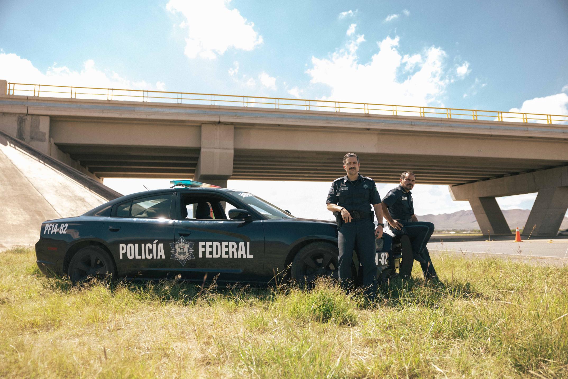 Carmona e Rosales ao lado de uma viatura da Polícia Federal em El Chapo