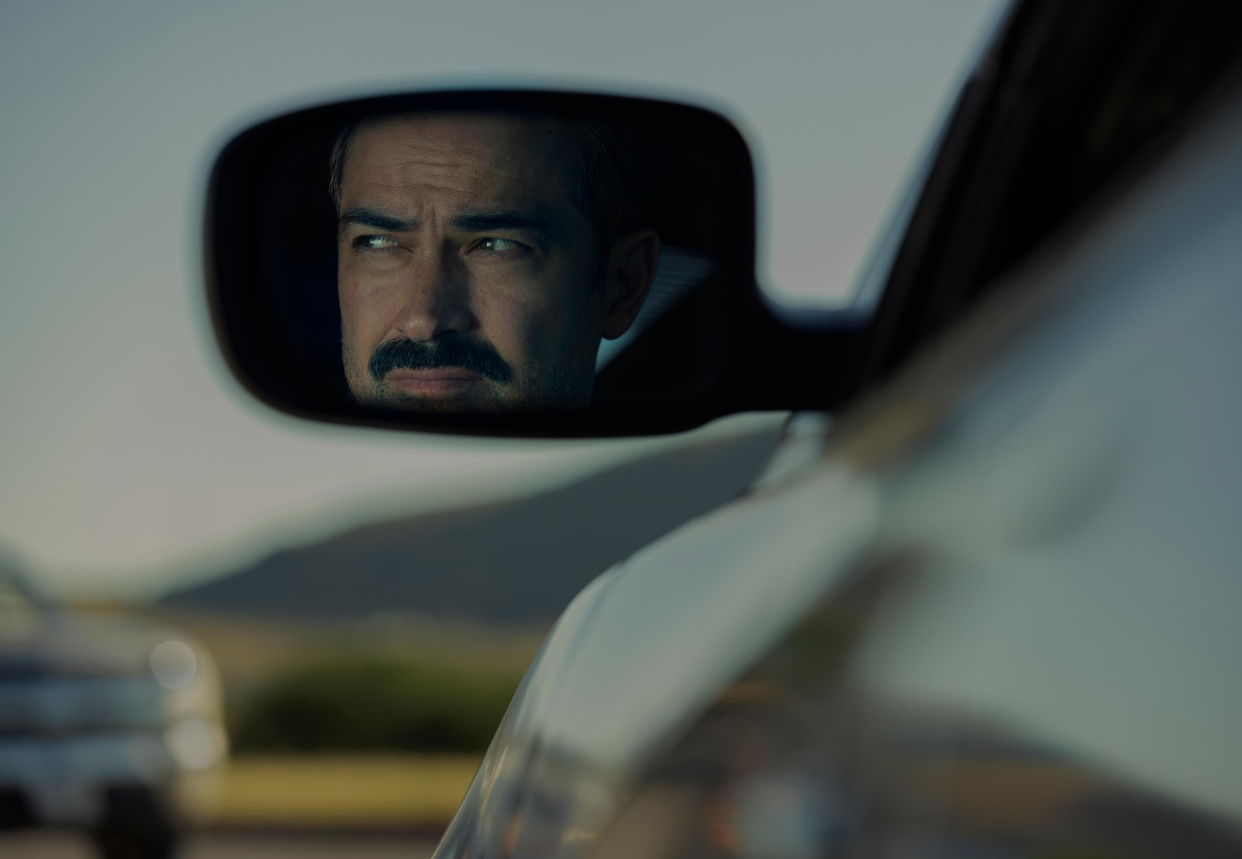 Alfonso Herrera como o policial Arturo Carmona em El Chapo
