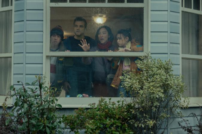 The Last House. (L-R) Noah Alexander Sosnowski as Graham, Wagner Moura as Jason, Greta Lee as Ann, Riley Chung as Ruth in The Last House. Cr. Chris Baker/Netflix © 2026